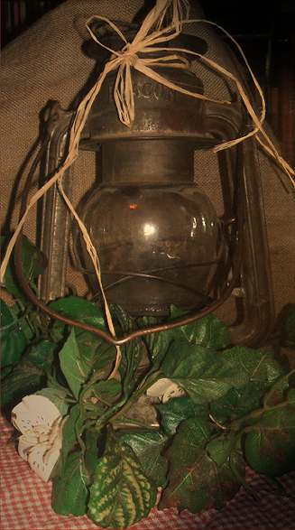ranchstyleweddingcenterpieces This lantern centerpiece is elegant 